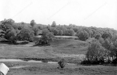 Верхний пруд в южной лощине в 1966 году. Плотина высока и крута, похожа на дамбу