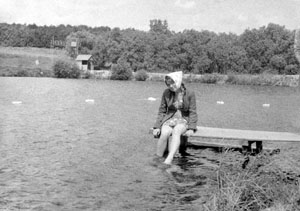 Начало 1970-х. Виднеются въездная лагерная вывеска и сторожка