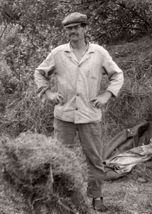 Михаил Васильевич Зинченко на сенокосе в Свечах. 1993 г.
