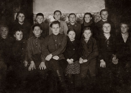 10 ноября 1945 г. 7«А»-класс. Классный руководитель – Фёдор Сергеевич Володин. В нижнем ряду третья справа – Нина, дочь П. М. и П. В. Ивановых